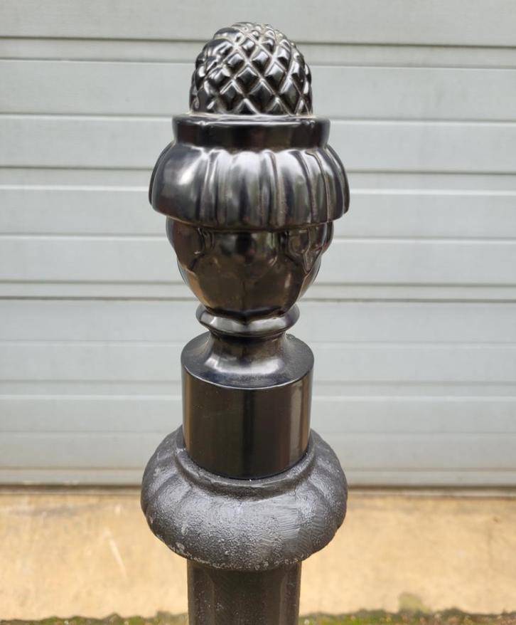 Klassieke paalkop / tuinbeeld dennenappel paal afscheiding, Tuin en Terras, Tuinbeelden, Nieuw, Overige typen, Metaal, Ophalen of Verzenden