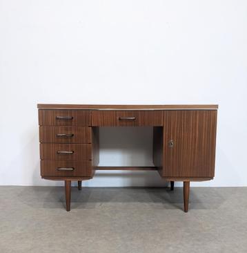 Vintage bureau met vijf laden beschikbaar voor biedingen