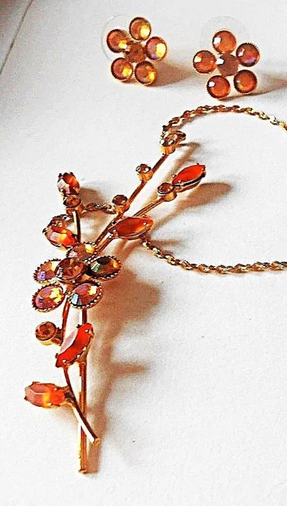 Avon: set van halsketting en oorbellen, vergulde afwerking, Handtassen en Accessoires, Kettingen, Nieuw, Goud, Goud, Ophalen of Verzenden