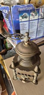 Oude zware koffiemolen, Ophalen