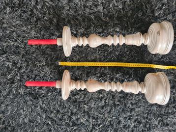 2 kandelaars in hout beschikbaar voor biedingen