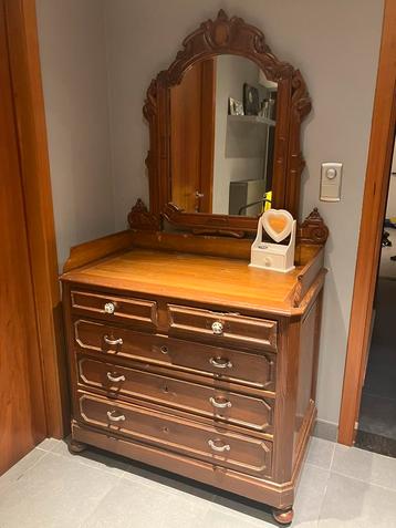 Antieke kaptafel beschikbaar voor biedingen