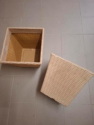 Imitatie mandenbakje/ Afmetingen: 40x40x35 cm beschikbaar voor biedingen