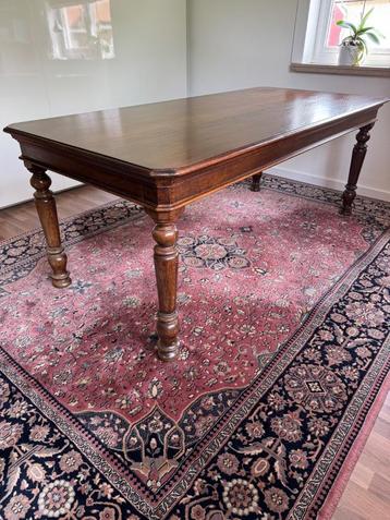 eiken tafel beschikbaar voor biedingen