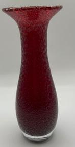 Handgemaakte rode vaas in glas met luchtbel techniek, Antiek en Kunst, Ophalen of Verzenden