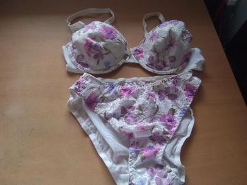 wit bh setje met bloemtekening beschikbaar voor biedingen