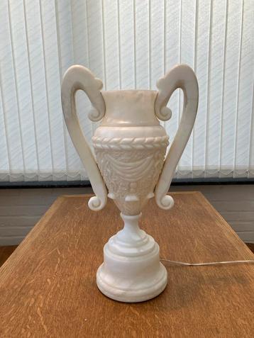 Marmer vaas met lampje beschikbaar voor biedingen