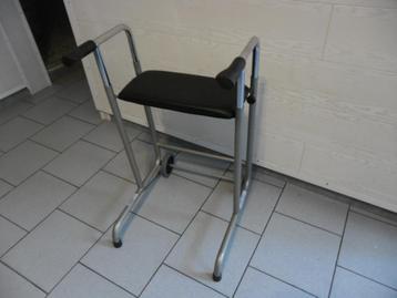tribune déambulateur avec 2 pieds,2 roues et siège beschikbaar voor biedingen