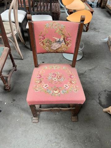 Antieke stoelen met geborduurde zitting – roze fluweelstijl beschikbaar voor biedingen