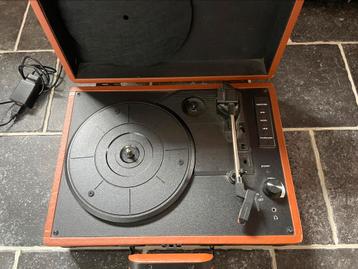 Platenspeler met een aantal platen beschikbaar voor biedingen
