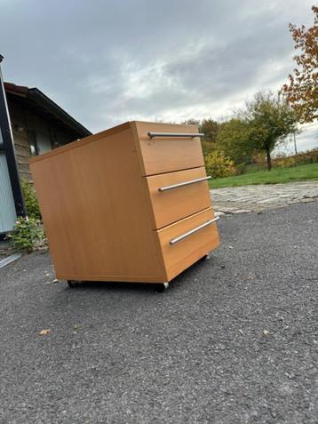 Bijzetkastje voor bureau op wieltjes beschikbaar voor biedingen