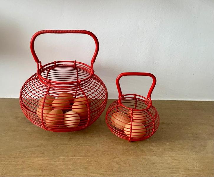 vintage retro set van 2 x ronde eiermand metaal rood mand, Antiek en Kunst, Curiosa en Brocante, Ophalen of Verzenden
