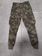 Leuke joggingbroek in legerprint - Maat 122/128, Kinderen en Baby's, Coolcat, Zo goed als nieuw, Jongen, Ophalen