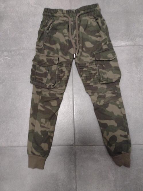 Joli pantalon de survêtement à imprimé militaire - Taille 12, Enfants & Bébés, Vêtements enfant | Taille 122, Comme neuf, Garçon