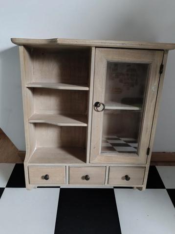 Houten hangkastje  beschikbaar voor biedingen