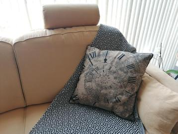 Sierkussen van katoen + 2 bijhorende plaids, €15 voor de set beschikbaar voor biedingen