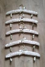Kleerhangers / kapstokken 5 stuks met zijde Vive Maria, Ophalen of Verzenden, Zo goed als nieuw, Hout, Volwassenen