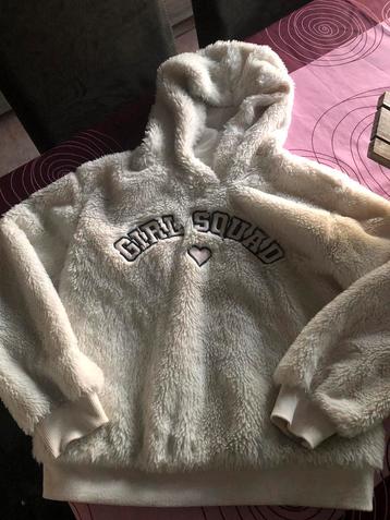 2 fluffy truien/hoodie’s maat 146-152 beschikbaar voor biedingen