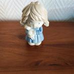 Kindje met pop in porselein, Antiek en Kunst, Ophalen of Verzenden