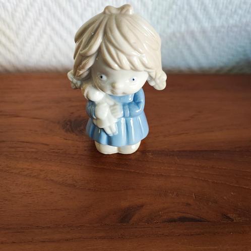 Kindje met pop in porselein, Antiek en Kunst, Antiek | Porselein, Ophalen of Verzenden