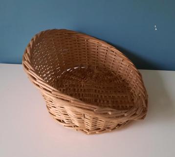 Rieten opbergmandje  beschikbaar voor biedingen