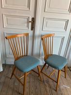 2 scandinavische vintage spijlenstoelen, Huis en Inrichting, Stoelen, Ophalen, Hout, Gebruikt, Blauw