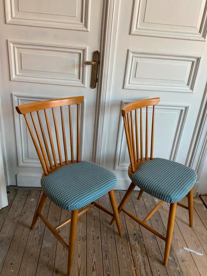 2 scandinavische vintage spijlenstoelen, Huis en Inrichting, Stoelen, Gebruikt, Twee, Hout, Stof, Blauw, Ophalen