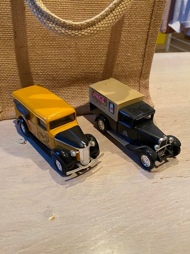 Oude bestelwagens Coca-Cola, Hobby en Vrije tijd, Modelauto's | 1:43, Zo goed als nieuw, Bus of Vrachtwagen, Overige merken, Ophalen