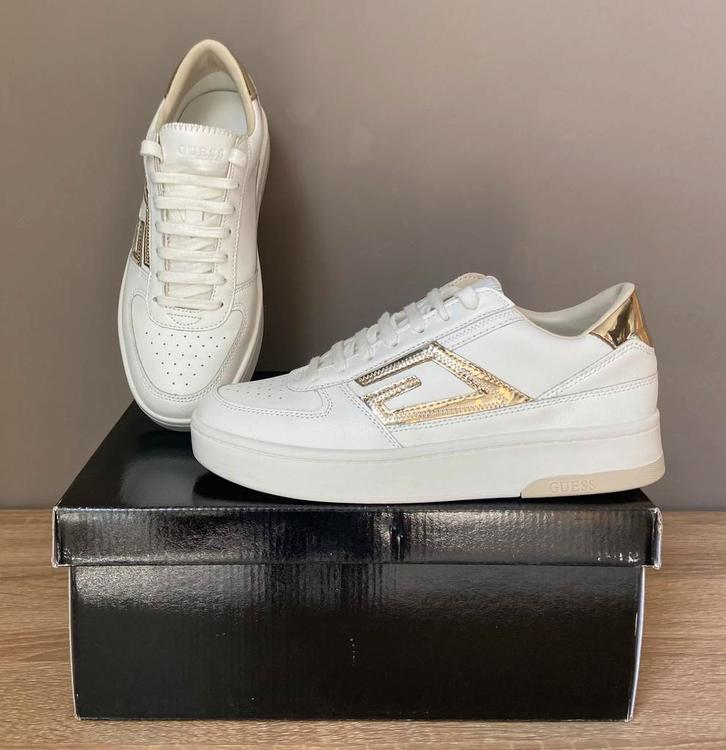 Baskets / Sneakers blanches GUESS - 39 - 95€, Vêtements | Femmes, Chaussures, Comme neuf, Sneakers et Baskets, Blanc