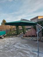 Hangende groene parasol op voet, Ophalen, Zo goed als nieuw