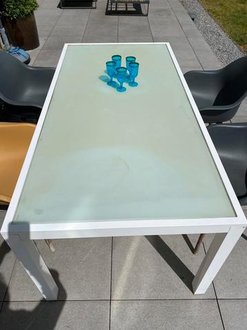 Wit gelakte tuintafel met glas en 4 kuipstoelen beschikbaar voor biedingen