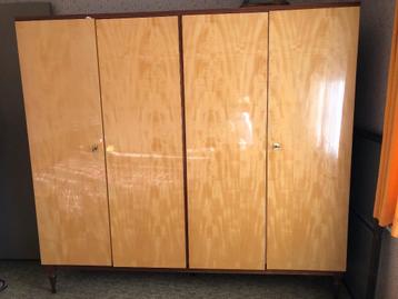 Vintage slaapkamer beschikbaar voor biedingen