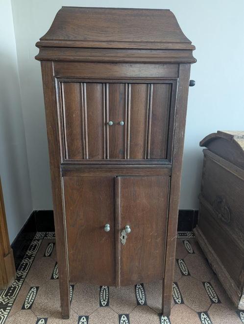 antieke grammofoonspeler in een houten kast, Audio, Tv en Foto, Platenspelers, Gebruikt, Platenspeler, Overige merken, Ophalen