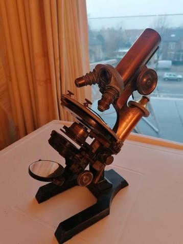 Microscope dans une armoire, Enlèvement
