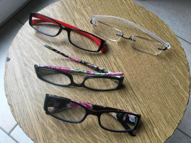 4 BRILLEN/+ 3.00, Handtassen en Accessoires, Zonnebrillen en Brillen | Dames, Zo goed als nieuw, Bril, Overige merken, Overige kleuren
