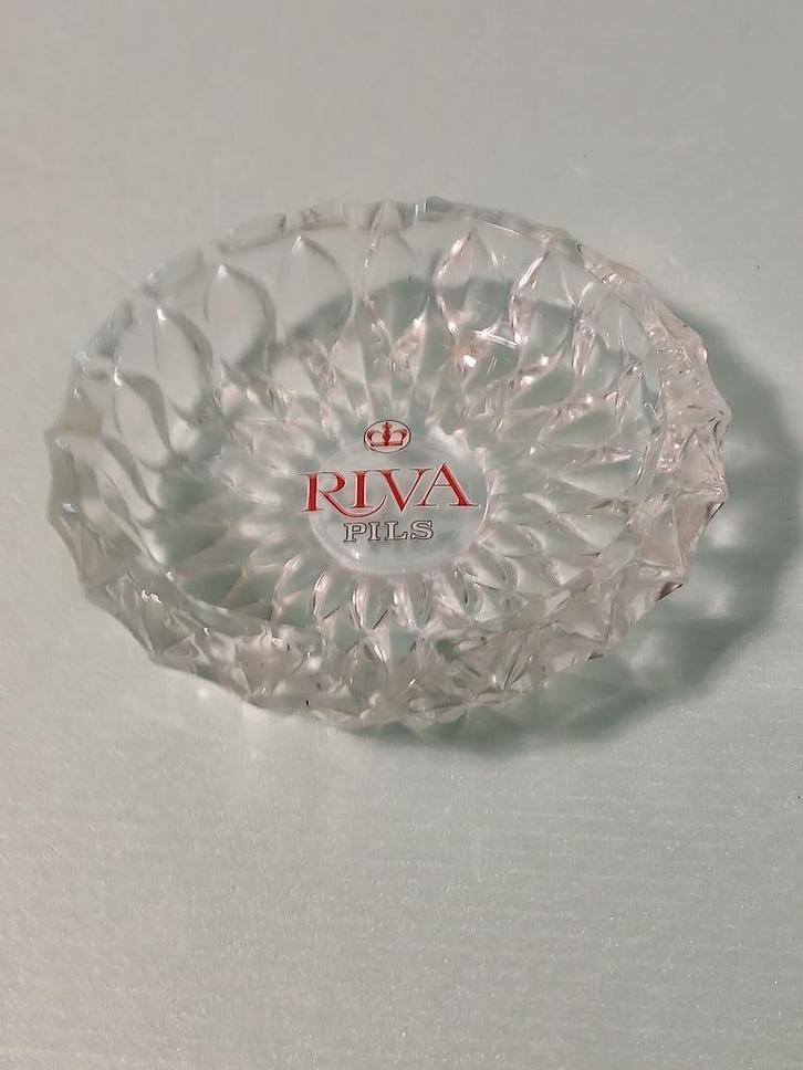 Oude RIVA PILS ronde transparante glazen asbak in parfa, Verzamelen, Rookartikelen, Aanstekers en Luciferdoosjes, Zo goed als nieuw