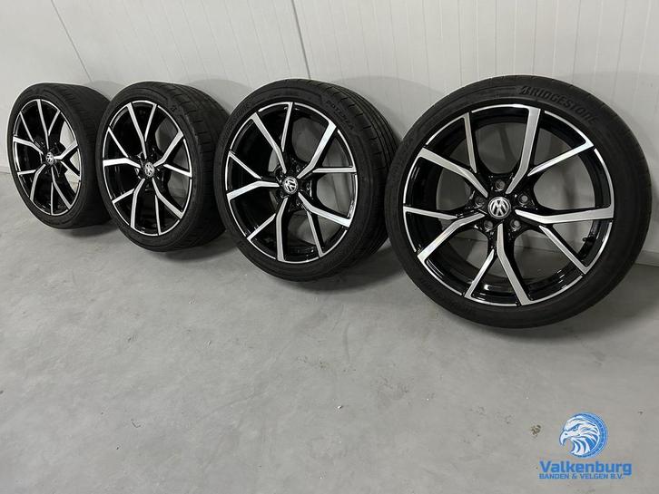 VW Golf 8 GTI GTD R 5H Estoril look 18 inch zwarte velgen 5x, Auto-onderdelen, Banden en Velgen, Banden en Velgen, Zomerbanden