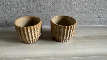 Keramische bloempotjes beschikbaar voor biedingen