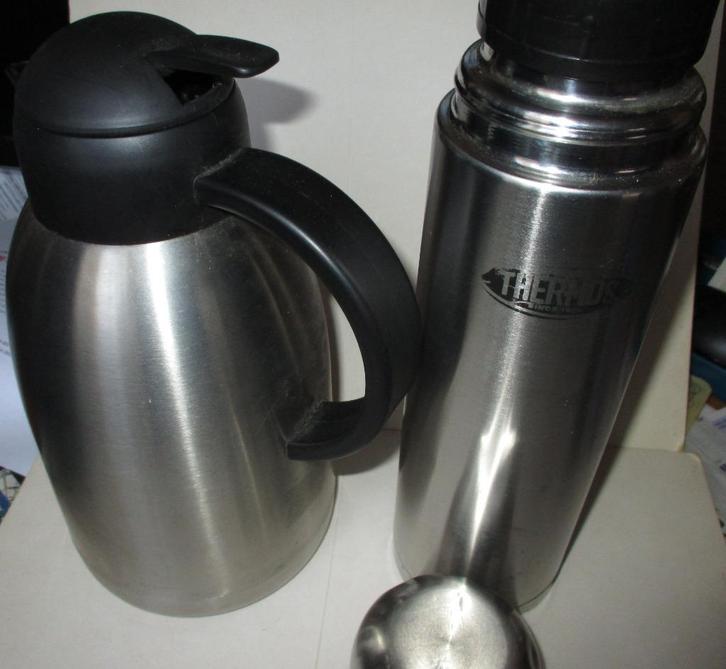 Thermoskan in metaal , prima staat, Huis en Inrichting, Keuken | Servies, Zo goed als nieuw, Overige typen, Overige stijlen, Overige materialen