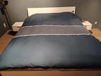 Lit 2 personnes comme neuf, matelas neuf,  2 tables de nuit, Maison & Meubles, Enlèvement, Comme neuf, Blanc