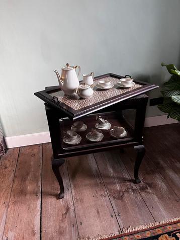 Theetafeltje met serveertray 1910-1920 beschikbaar voor biedingen