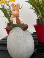 Joli lapin assis sur un œuf, Divers, Pâques, Comme neuf