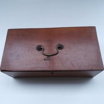 Antiek houten kistje. 33 x 16 x10 cm beschikbaar voor biedingen