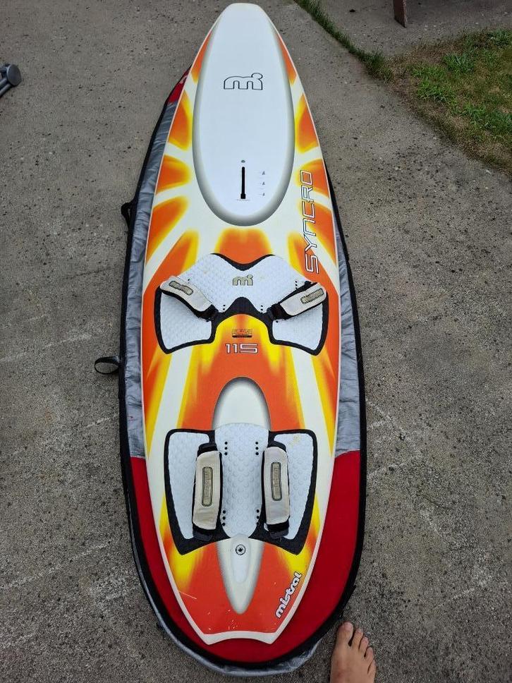 Surfplank Mistral Syncro 115l, Watersport en Boten, Windsurfen, Zo goed als nieuw, Plank, Minder dan 250 cm, Met vin(nen), Met draagtas