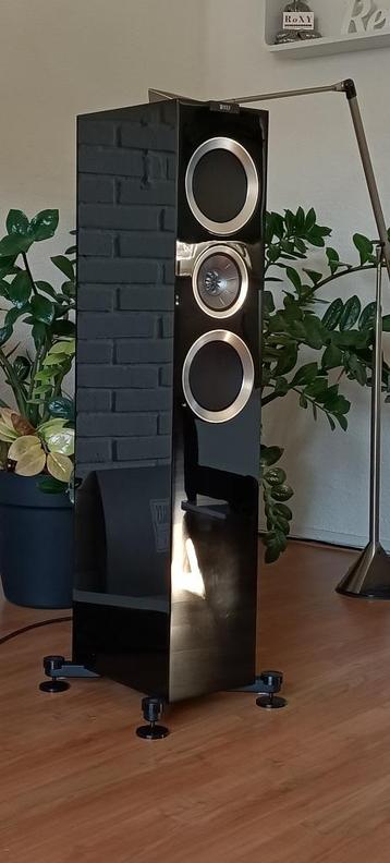 KEF R700