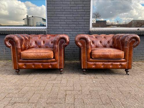 Twee prachtige Chesterfield zetels vintage cognac, Huis en Inrichting, Zetels | Voetbanken en poefs, Leer, Ophalen of Verzenden