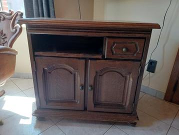 Oude tv kast beschikbaar voor biedingen