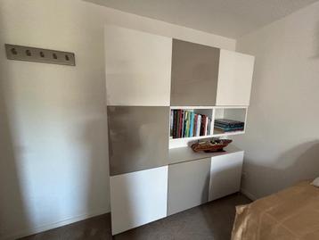 Te koop huiskamerkast in zeer goede staat beschikbaar voor biedingen