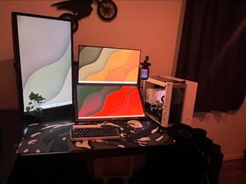 Complete Gaming Setup – 3 Monitors, Sterke PC & Accessoires beschikbaar voor biedingen