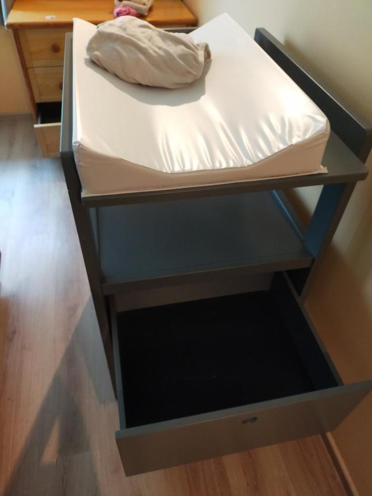 Table à langer à tiroir avec coussin et housses, Kinderen en Baby's, Badjes en Verzorging, Zo goed als nieuw, Aankleedkussen, Overige merken
